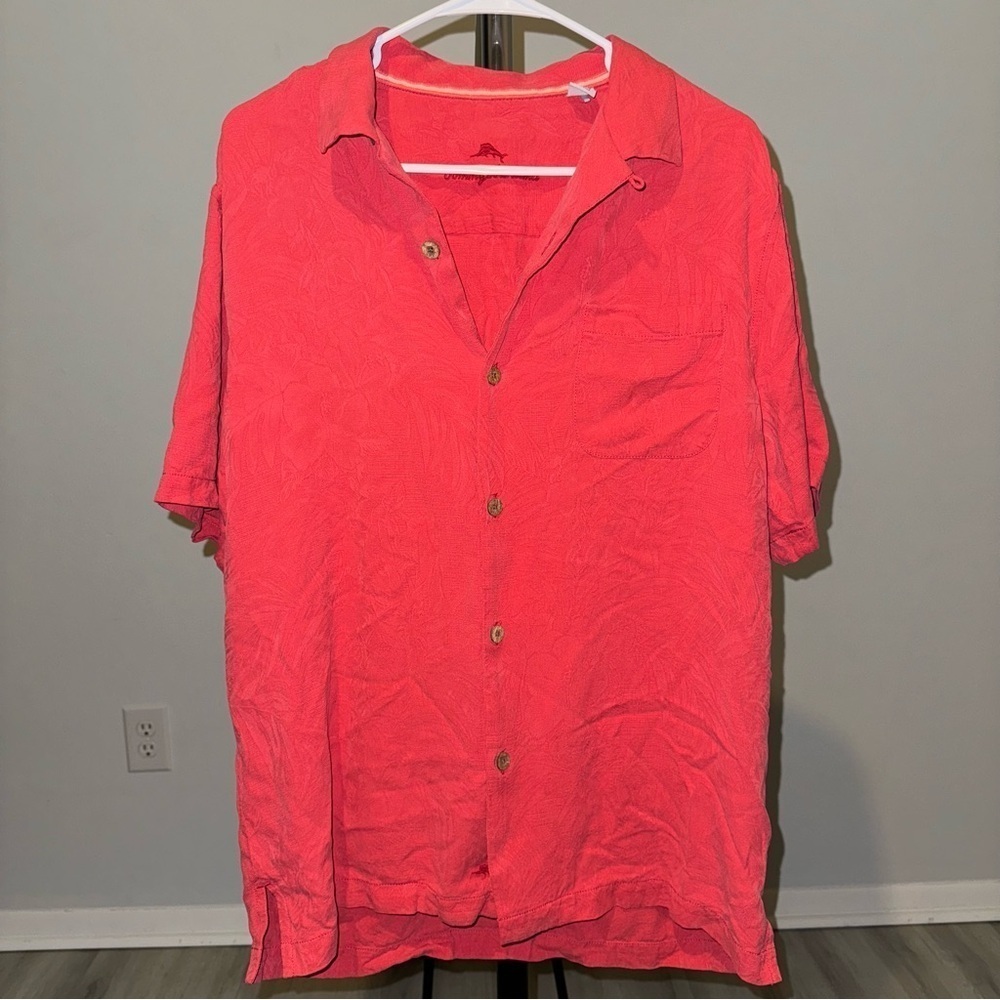 Tommy Bahama Men’s Medium Red Imprinted Casual Hawaiian Button Up